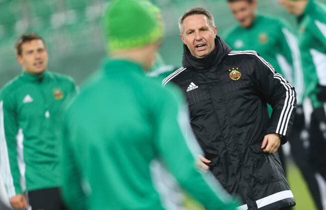 SOCCER - UEFA EL, Rapid vs Bilbao, preview VIENNA,AUSTRIA,07.DEC.16 - SOCCER - UEFA Europa League, group stage, SK Rapid Wien vs Athletic Club Bilbao, preview, training of Rapid. Image shows head coach Damir Canadi (Rapid). GEPAxpictures xPhilippxBrem