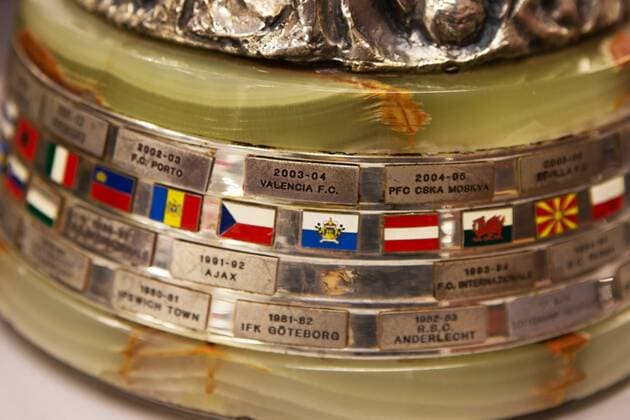 SOCCER - UEFA EL, RBS vs Schalke, preview SALZBURG,AUSTRIA,07.DEC.16 - SOCCER - UEFA Europa League, group stage, Red Bull Salzburg vs FC Schalke 04, preview, press conference PK Pressekonferenz of RBS. Image shows the Europa League trophy. GEPAxpictures xFelixxRoittner