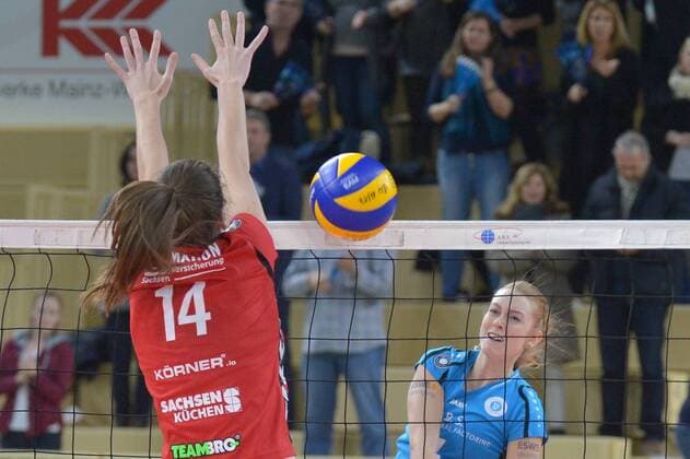 07.12.2016, xtkx, Volleyball 1.Bundesliga Damen, VC Wiesbaden - Dresdener SC, emspor, v.l. Liz McMahon (Dresden) , Tanja Grosser (VCW), Wiesbaden