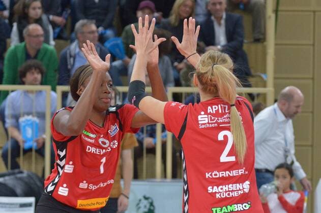 07.12.2016, xtkx, Volleyball 1.Bundesliga Damen, VC Wiesbaden - Dresdener SC, emspor, v.l. Britnee Cooper (Dresden), Maren Apitz (Dresden) , Wiesbaden