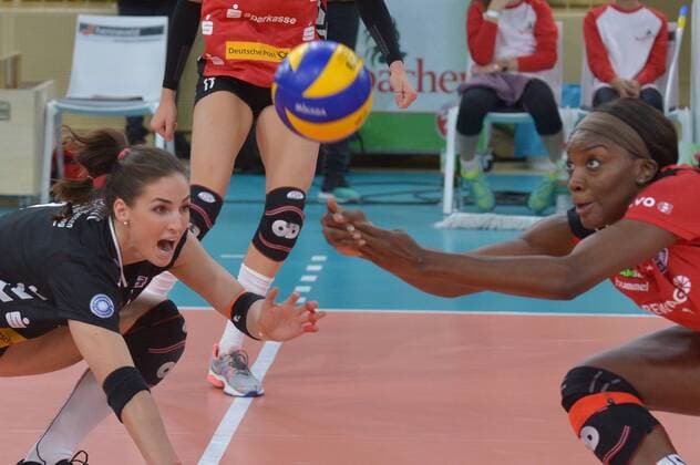 07.12.2016, xtkx, Volleyball 1.Bundesliga Damen, VC Wiesbaden - Dresdener SC, emspor, v.l. Myrthe Schoot (Dreden) , Britnee Cooper (Dresdden), Wiesbaden