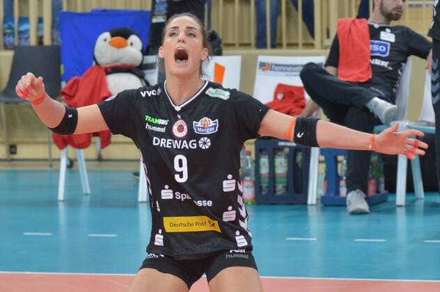 07.12.2016, xtkx, Volleyball 1.Bundesliga Damen, VC Wiesbaden - Dresdener SC, emspor, v.l. Myrthe Schoot (Dreden) , Wiesbaden