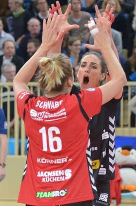 07.12.2016, xtkx, Volleyball 1.Bundesliga Damen, VC Wiesbaden - Dresdener SC, emspor, v.l. Katharina Schwabe (Dresden) , Myrthe Schoot (Dreden) , Wiesbaden