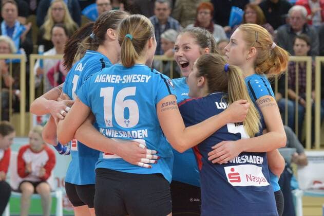 07.12.2016, xtkx, Volleyball 1.Bundesliga Damen, VC Wiesbaden - Dresdener SC, emspor, v.l. Delainey Aigner Sweesey (VC Wiesbaden) , Tanja Grosser (VCW), Wiesbaden