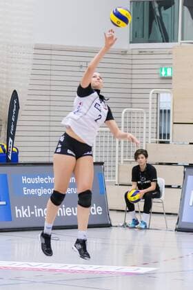 Katlin Marie Winters (Schwarz-Weiß Erfurt, 2) bei der Angabe, Volleyball, Volleyball-Bundesliga Frauen, Schwarz-Weiß Erfurt - Allianz MTV Stuttgart, xprx