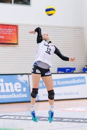 Alison Skayhan (Schwarz-Weiß Erfurt, 12) bei der Angabe, Volleyball, Volleyball-Bundesliga Frauen, Schwarz-Weiß Erfurt - Allianz MTV Stuttgart, xprx