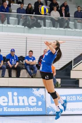 Valerie Nicole Nichol (Allianz MTV Stuttgart, 4) bei der Angabe, Volleyball, Volleyball-Bundesliga Frauen, Schwarz-Weiß Erfurt - Allianz MTV Stuttgart, xprx