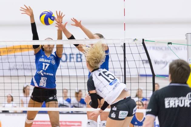 v.li.: Nia Grant (Allianz MTV Stuttgart, 17), Madleen Piest (Schwarz-Weiß Erfurt, 15) beim Kampf am Netz, Volleyball, Volleyball-Bundesliga Frauen, Schwarz-Weiß Erfurt - Allianz MTV Stuttgart, xprx