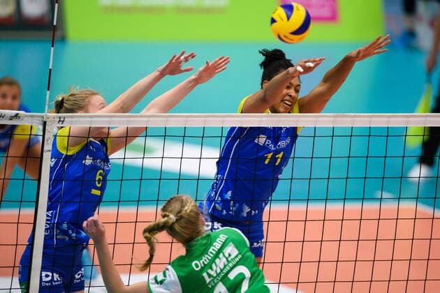 07.12.2016, Halle Berg Fidel, Muenster Volleyball, Bundesliga Frauen, Normalrunde, USC Münster Muenster vs. Schweriner SC Block Doppelblock Jennifer Geerties ( 6 Schwerin), Lauren Barfield ( 11 Schwerin) - Angriff Hanna Orthmann ( 12 Muenster)