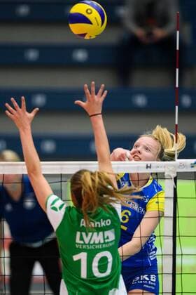 07.12.2016, Halle Berg Fidel, Muenster Volleyball, Bundesliga Frauen, Normalrunde, USC Münster Muenster vs. Schweriner SC Block Kaisa Alanko ( 10 Muenster) - Angriff Jennifer Geerties ( 6 Schwerin)
