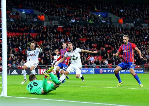07.12.2016. Wembley Stadium, London, England. UEFA Champions League Football. Tottenham Hotspur versus CSKA Moscow. CSKA Moscow Goalkeeper Igor Akinfeev fumbles the ball and Tottenham Hotspur Forward Harry Kane moves in for the second ball xMarkxKertonx  ActionPlus11817877