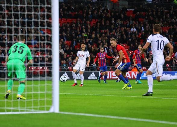 07.12.2016. Wembley Stadium, London, England. UEFA Champions League Football. Tottenham Hotspur versus CSKA Moscow. Tottenham Hotspur Forward Son Heung-Min crosses to Tottenham Hotspur Forward Harry Kane xMarkxKertonx  ActionPlus11817878