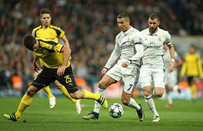 07.12.2016, Fussball Champions-League 2016 2017, Vorrunde 6.Spieltag, Real Madrid - Borussia Dortmund im Estadio Santiago Bernabeu Madrid (Spanien). v.l. Sokratis Papastathopoulos (Dortmund) gegen Cristiano Ronaldo (Real Madrid) , Karim Benzema (Real Madrid) 