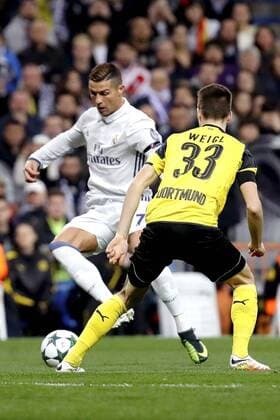 Real Madrid s Portuguese striker Cristiano Ronaldo fights for the ball with Borussia Dortmund s German midfielder Julian Weigl during their UEFA Champions League 6th round match at Santiago Bernabeu stadium in Madrid, Spain, 07 December 2016. REAL MADRID VS. BORUSIA DORTMUND !ACHTUNG: NUR REDAKTIONELLE NUTZUNG!  MAD001 20161207-636167420294897348