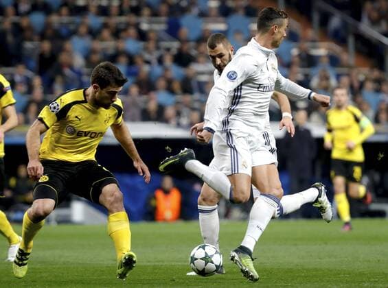 Real Madrid s Portuguese striker Crisitano Ronaldo passes on the ball to French teammate Karim Benzema (C, back) against Borussia Dortmund s Greek defender Sokratis Papastathopoulos (L) during their UEFA Champions League 6th round match at Santiago Bernabeu stadium in Madrid, Spain, 07 December 2016. REAL MADRID VS. BORUSIA DORTMUND !ACHTUNG: NUR REDAKTIONELLE NUTZUNG!  MAD001 20161207-636167422254262475