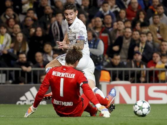 Real Madrid s Colombian midfielder James Rodriguez (back) fights for the ball against Borussia Dortmund s German goalkeeper Roman Weidenfeller during their UEFA Champions League 6th round match at Santiago Bernabeu stadium in Madrid, Spain, 07 December 2016. REAL MADRID VS. BORUSIA DORTMUND !ACHTUNG: NUR REDAKTIONELLE NUTZUNG!  MAD001 20161207-636167422923378723