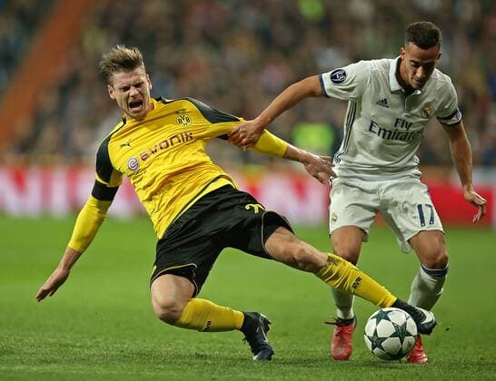 Bilder des Tages - SPORT 07.12.2016, Fussball Champions-League 2016 2017, Vorrunde 6.Spieltag, Real Madrid - Borussia Dortmund im Estadio Santiago Bernabeu Madrid (Spanien). v.l. Lukasz Piszczek (Dortmund) gegen Lucas Vazquez (Real Madrid) 