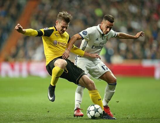 07.12.2016, Fussball Champions-League 2016 2017, Vorrunde 6.Spieltag, Real Madrid - Borussia Dortmund im Estadio Santiago Bernabeu Madrid (Spanien). v.l. Lukasz Piszczek (Dortmund) gegen Lucas Vazquez (Real Madrid) 