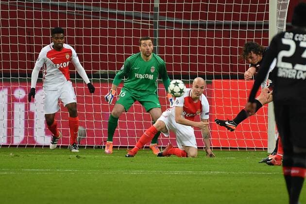GER, Bayer 04 Leverkusen (GER) vs. AS Monaco (FRA) 07.12.2016, BayArena, Leverkusen, Gruppe E, GER, Bayer 04 Leverkusen (GER) vs. AS Monaco (FRA) im Bild: Torwart MORGAN DE SANCTIS (AS Monaco 16) pariert einen Schuß auf s Tor von Julian Baumgartlinger (Leverkusen 15), Foto © nordphoto Meuter nordphotox xMeuter