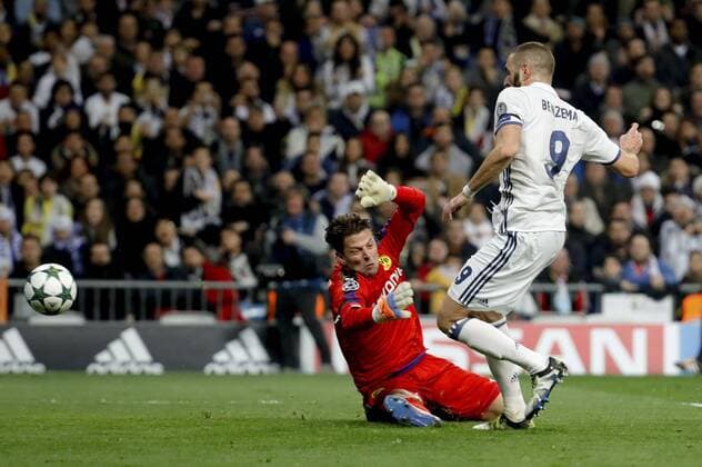 Real Madrid s French striker Karim Benzema (R) scores the 1-0 goal against Borussia Dortmund s during their UEFA Champions League 6th round match at Santiago Bernabeu stadium in Madrid, Spain, 07 December 2016. REAL MADRID VS. BORUSIA DORTMUND !ACHTUNG: NUR REDAKTIONELLE NUTZUNG!  MAD001 20161207-636167426058218818