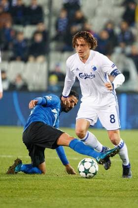Fußball, CL, FC Brügge - FC Kopenhagen Club s Lior Refaelov and Kobenhavn s Thomas Delaney fight for the ball during the sixth and last game of the group stage of the Europa League competition between Belgian soccer team Club Brugge and Dannish club FC Kopenhagen, in the group G, Wednesday 07 December 2016, in Brugge. KURTxDESPLENTER  x04993139x