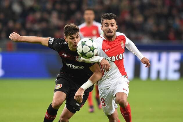 Fußball Champions League Gruppenphase 6. Spieltag Bayer Leverkusen - AS Monaco am 07.12.2016 in der BayArena in Leverkusen Aleksandar Dragovic ( Leverkusen ), links - Coretin Jean ( Monaco ), rechts xRx