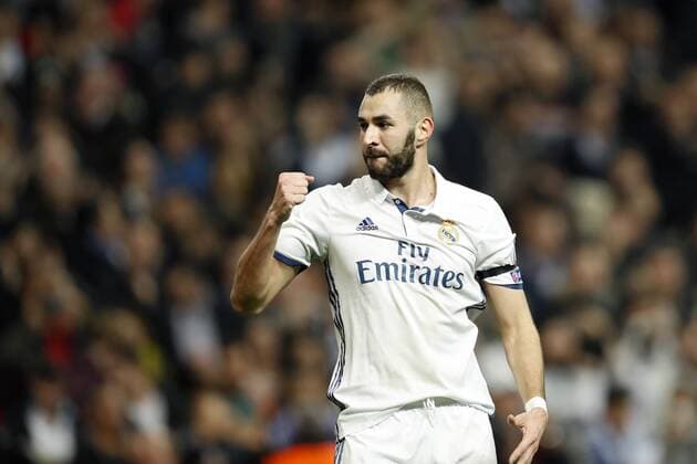 Karim Benzema of Real Madridduring the UEFA Champions League group F match between Real Madrid and Borussia Dortmund on December 07, 2016 at the Santiago Bernabeu stadium in Madrid, Spain. Real Madrid v Borussia Dortmund UEFA Champions League 2016 2017 xVIxxIVx 6721618