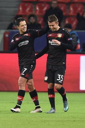Fußball Champions League Gruppenphase 6. Spieltag Bayer Leverkusen - AS Monaco am 07.12.2016 in der BayArena in Leverkusen Torjubel zum 1:0 durch Vladlen Yurchenko ( Leverkusen ), rechts - Javier Hernandez Chicharito ( Leverkusen ), links xRx