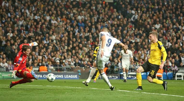 Bilder des Tages - SPORT 07.12.2016, Fussball Champions-League 2016 2017, Vorrunde 6.Spieltag, Real Madrid - Borussia Dortmund im Estadio Santiago Bernabeu Madrid (Spanien). Tor zum 1:0 , v.l. Torwart Roman Weidenfeller (Dortmund) gegen Torschütze Karim Benzema (Real Madrid) und Lukasz Piszczek (Dortmund) 