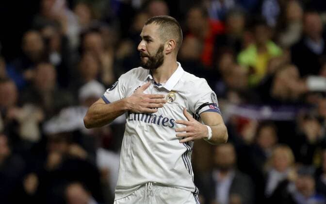 Real Madrid s French striker Karim Benzema celebrates his 1-0 goal against Borussia Dortmund during their UEFA Champions League 6th round match at Santiago Bernabeu stadium in Madrid, Spain, 07 December 2016. REAL MADRID VS. BORUSIA DORTMUND !ACHTUNG: NUR REDAKTIONELLE NUTZUNG!  MAD001 20161207-636167429305875595