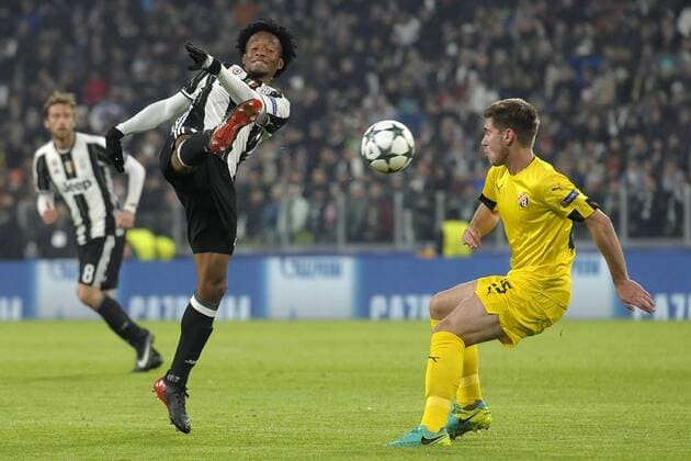 Fußball, CL, Juventus Turin - Dinamo Zagreb Juan Cuadrado Juventus, Bojan Knezevic Dinamo Torino 07-12-2016 Juventus Stadium Football Calcio Champions League 2016 2017 Juventus - Dinamo Zagreb . filippoxalfero