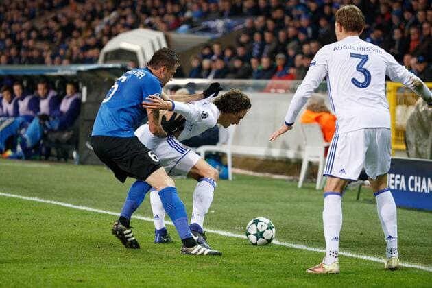Fußball, CL, FC Brügge - FC Kopenhagen Club s Claudemir Domingues De Souza and Kobenhavn s Thomas Delaney fight for the ball during the sixth and last game of the group stage of the Europa League competition between Belgian soccer team Club Brugge and Dannish club FC Kopenhagen, in the group G, Wednesday 07 December 2016, in Brugge. KURTxDESPLENTER  x04993146x