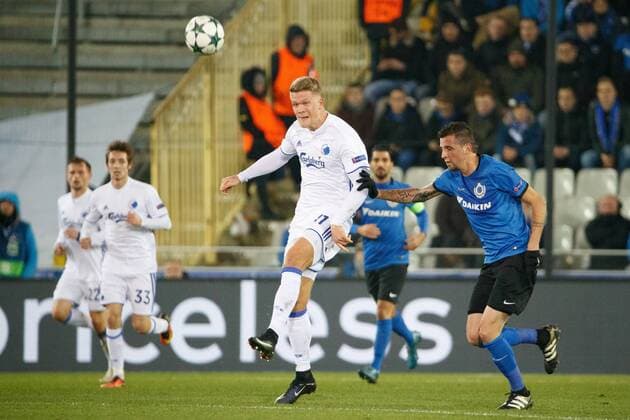 Fußball, CL, FC Brügge - FC Kopenhagen Kobenhavn s Andreas Cornelius and Club s Claudemir Domingues De Souza fight for the ball during the sixth and last game of the group stage of the Europa League competition between Belgian soccer team Club Brugge and Dannish club FC Kopenhagen, in the group G, Wednesday 07 December 2016, in Brugge. KURTxDESPLENTER  x04993150x