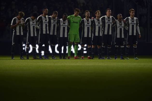 Fußball, CL, Juventus Turin - Dinamo Zagreb La squadra della Juventus durante il raccoglimento per la squadra brasiliana del Chapecoense Juventus team for Chapecoense Torino 07-12-2016 Juventus Stadium Football Calcio Champions League 2016 2017 Juventus - Dinamo Zagreb . filippoxalfero