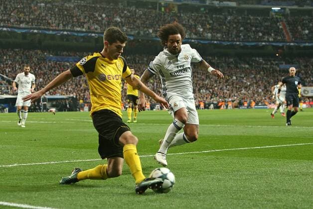 07.12.2016, Fussball Champions-League 2016 2017, Vorrunde 6.Spieltag, Real Madrid - Borussia Dortmund im Estadio Santiago Bernabeu Madrid (Spanien). v.l. Christian Pulisic (Dortmund) gegen Marcelo (Real Madrid) 