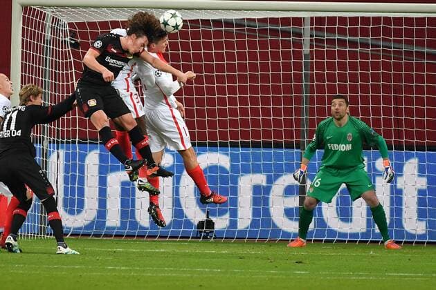 GER, Bayer 04 Leverkusen (GER) vs. AS Monaco (FRA) 07.12.2016, BayArena, Leverkusen, Gruppe E, GER, Bayer 04 Leverkusen (GER) vs. AS Monaco (FRA) im Bild: Torchance für Julian Baumgartlinger (Leverkusen 15), gegen ALMAMY TOURÉ (AS Monaco 38) und Torwart MORGAN DE SANCTIS (AS Monaco 16) nordphotox xMeuter
