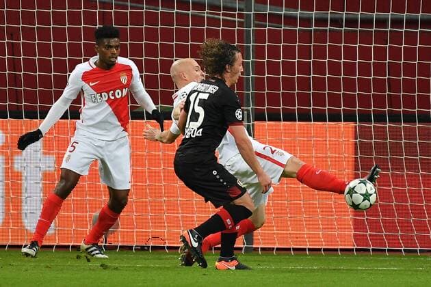 GER, Bayer 04 Leverkusen (GER) vs. AS Monaco (FRA) 07.12.2016, BayArena, Leverkusen, Gruppe E, GER, Bayer 04 Leverkusen (GER) vs. AS Monaco (FRA) im Bild: vor dem Tor von Monaco Julian Baumgartlinger (Leverkusen 15), versucht ANDREA RAGGI (AS Monaco 24) den Ball abzunehmen nordphotox xMeuter
