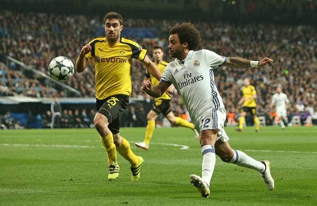 Fußball, CL, Real Madrid - Borussia Dortmund 07.12.2016, Fussball Champions-League 2016 2017, Vorrunde 6.Spieltag, Real Madrid - Borussia Dortmund im Estadio Santiago Bernabeu Madrid (Spanien). v.l. Sokratis Papastathopoulos (Dortmund) gegen Marcelo (Real Madrid) 