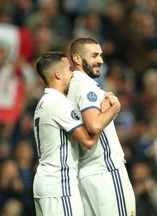 Fußball, CL, Real Madrid - Borussia Dortmund 07.12.2016, Fussball Champions-League 2016 2017, Vorrunde 6.Spieltag, Real Madrid - Borussia Dortmund im Estadio Santiago Bernabeu Madrid (Spanien). Jubel v.l. Lucas Vazquez (Real Madrid) und Torschütze Karim Benzema (Real Madrid) zum Tor zum 1:0 