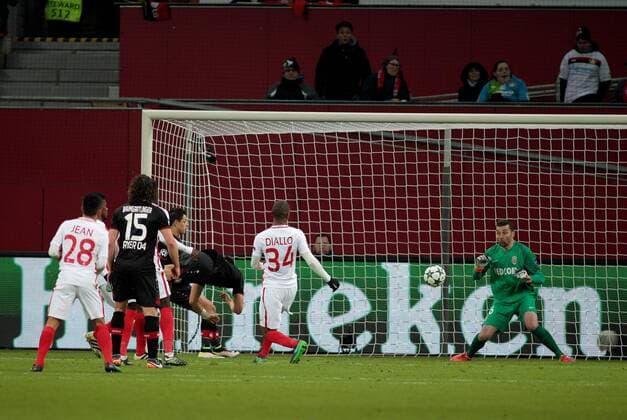 07.12.2016 - Morgan De Sanctis (AS Monaco) sieht den Kopfball von Aleksandar Dragovic (Bayer 04 Leverkusen) auf sich zu kommen beim Champions League Gruppenspiel (Saison 2016 17) Bayer Leverkusen - AS Monaco. Copyright Thomas Pakusch