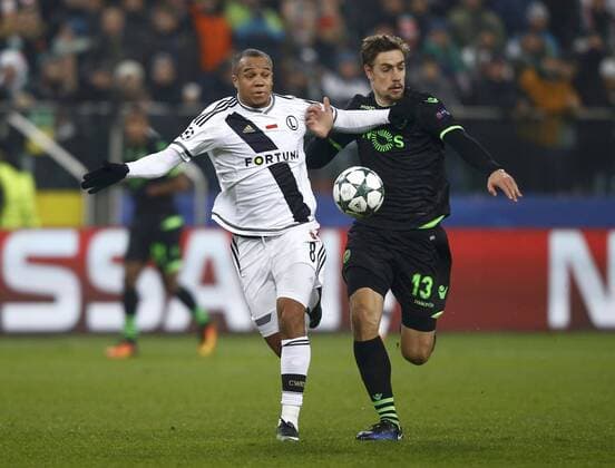 Fußball, CL, Legia Warschau - Sporting Lissabon Sebastian Coates of Sporting Portugal in action with Vadis Odjidja of Legia Warszawa FOOTBALL : Legia Varsovie vs Sporting Portugal - Ligue des Champions - 07 12 2016 ActionImages Panoramic  INK86