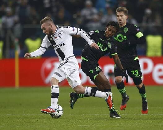 Fußball, CL, Legia Warschau - Sporting Lissabon Thibault Moulin of Legia Warszawa in action with Gelson Martins of Sporting Portugal FOOTBALL : Legia Varsovie vs Sporting Portugal - Ligue des Champions - 07 12 2016 ActionImages Panoramic  INK95