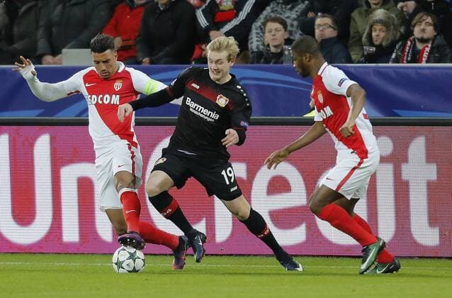 Leverkusen, Germany 07.12.2016, Champions League Gruppe E, 6. Spieltag, Bayer Leverkusen vs AS Monaco FC, Julian Brandt (Leverkusen, M) gegen Nabil Dirar (Monaco, L) und Almamy Toure. ( DeFodi512
