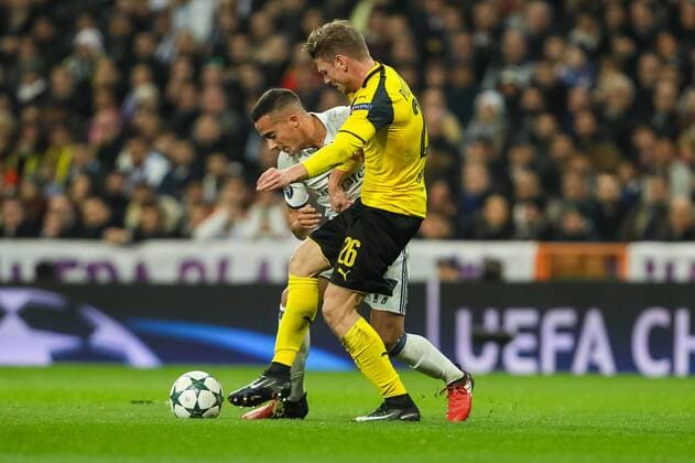 Fußball, CL, Real Madrid - Borussia Dortmund Madrid, Spain 07.12.2016, UEFA Champions League - 2016 17 Season, Group F - Matchday 6, Real Madrid - BV Borussia Dortmund, Lucas Vazquez (Real Madrid) und <Lukasz Piszczek (BVB) im Zweikampf ( DeFodi048