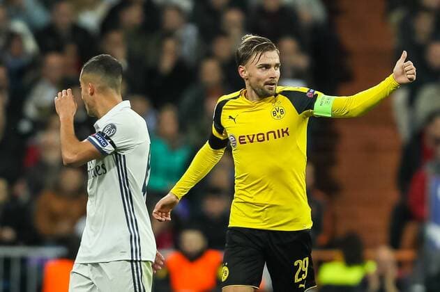 Fußball, CL, Real Madrid - Borussia Dortmund Madrid, Spain 07.12.2016, UEFA Champions League - 2016 17 Season, Group F - Matchday 6, Real Madrid - BV Borussia Dortmund, Marcel Schmelzer (BVB) gestikuliert ( DeFodi048