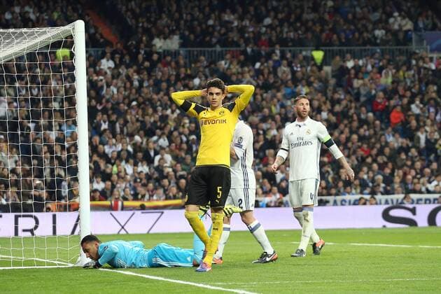 Fußball, CL, Real Madrid - Borussia Dortmund Keylor Navas ( Real Madrid 1 ) Marc Bartra (Borussia Dortmund 5) aergert sich Daniel Carvajal ( Real Madrid 2 ) Sergio Ramos ( Real Madrid 4 ), Real Madrid - Borussia Dortmund, UEFA Champions League, Fussball, 07.12.2016, Madrid Copyright: xLangerx xEibner-Pressefotox EP_HLR