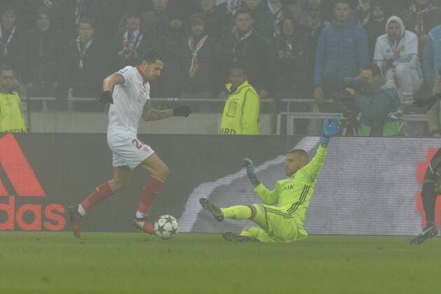 Fußball, CL, Olympique Lyon - FC Sevilla Anthony Lopes (lyon) vs Vitolo (Sevilla) FOOTBALL : Lyon vs Sevilla - Champions League - 07 12 2016 FredericChambert 