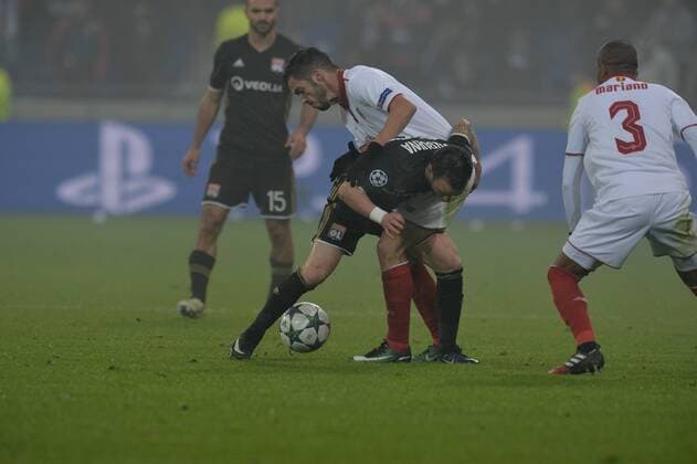 Fußball, CL, Olympique Lyon - FC Sevilla Mathieu Valbuena (lyon) vs Vicente Iborra (Sevilla) FOOTBALL : Lyon vs Sevilla - Champions League - 07 12 2016 FredericChambert 