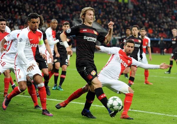 Championsleague: Bayer 04 Leverkusen - AS Monaco 07.12.2016. Tin Jedvaj (LEV) im Strafraum der Monegassen. Li: Nabil Dirar. Re: Joao Moutinho. HM