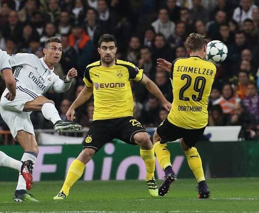 Fußball, CL, Real Madrid - Borussia Dortmund Borussia Dortmund s German defender Marcel Schmelzer (R) in action against Real Madrid s Portuguese striker Cristiano Ronaldo during their UEFA Champions League 6th round match at Santiago Bernabeu stadium in Madrid, Spain, 07 December 2016. REAL MADRID VS. BORUSIA DORTMUND !ACHTUNG: NUR REDAKTIONELLE NUTZUNG!  MAD001 20161207-636167447230375751